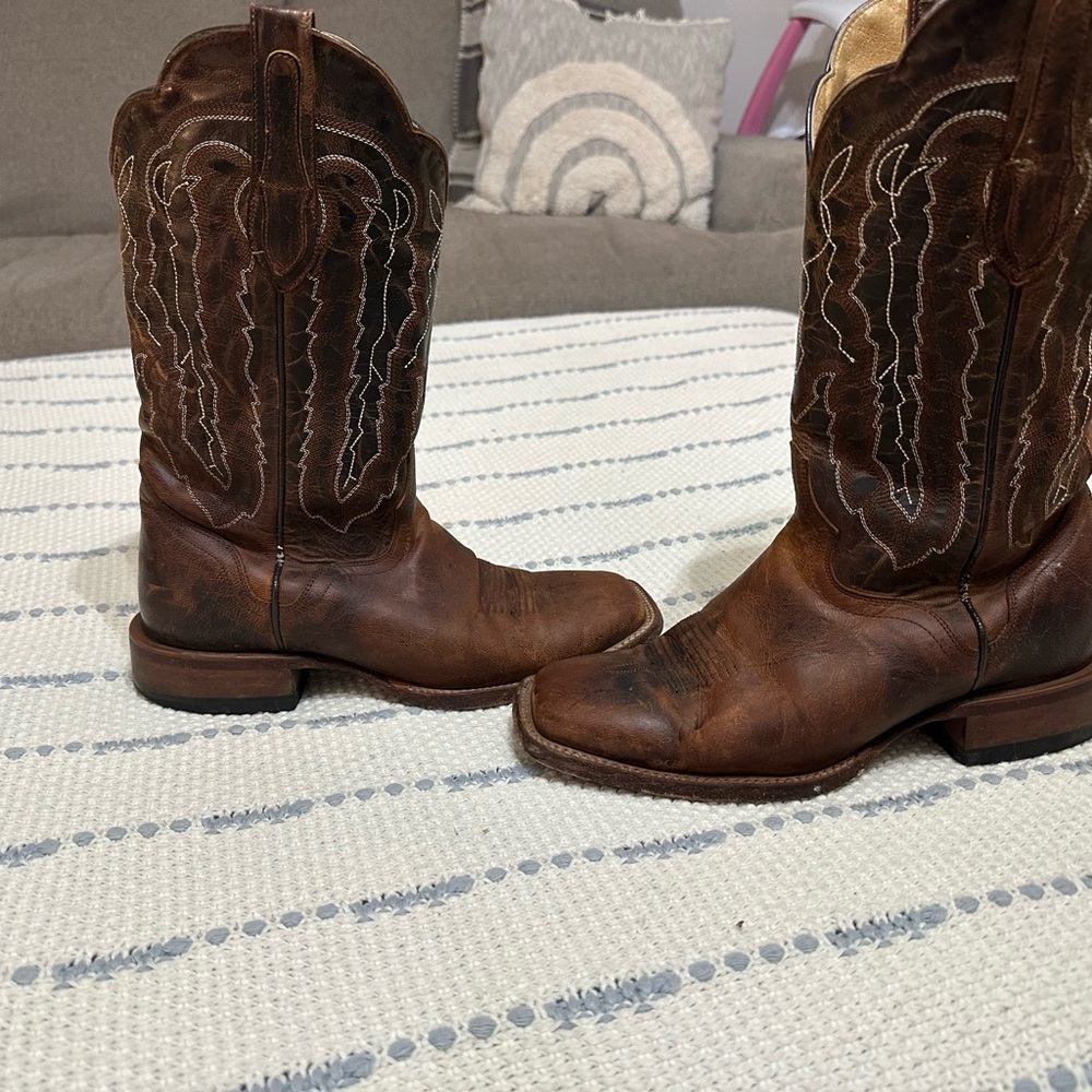 Nice boots little wear on bottoms nothing serious, just don’t fit anymore.